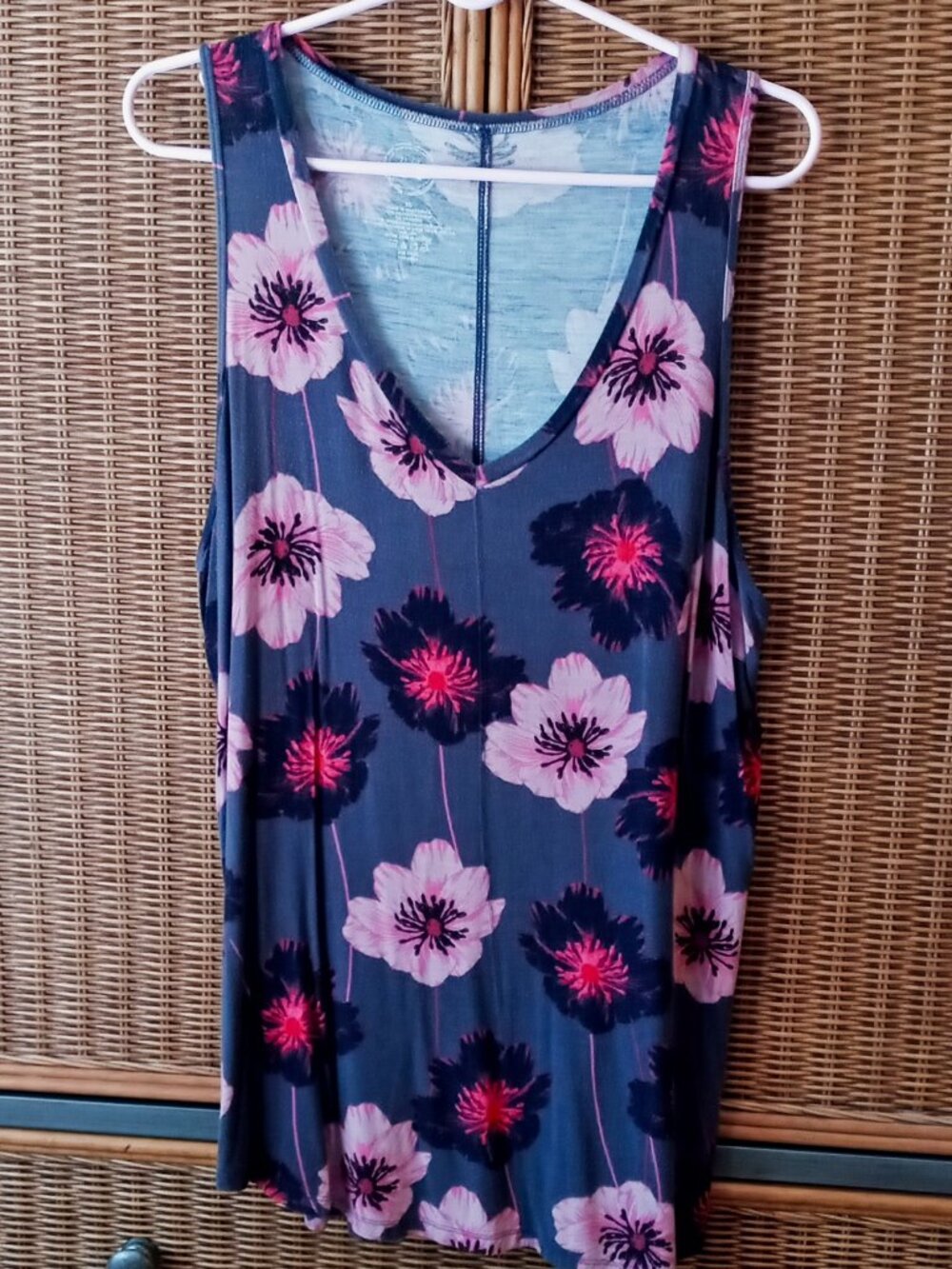 Maurices 24/7 Flowy Tank Top Sz XL Gray w/ Pink & Black Flowers - Picture 2 of 12